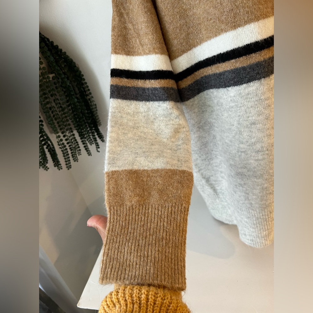 Vince Camuto Tan and White Striped Cardigan - Picture 4 of 6